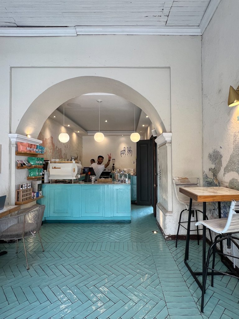 12 Onzas | Best coffee shops in Antigua, Guatemala
